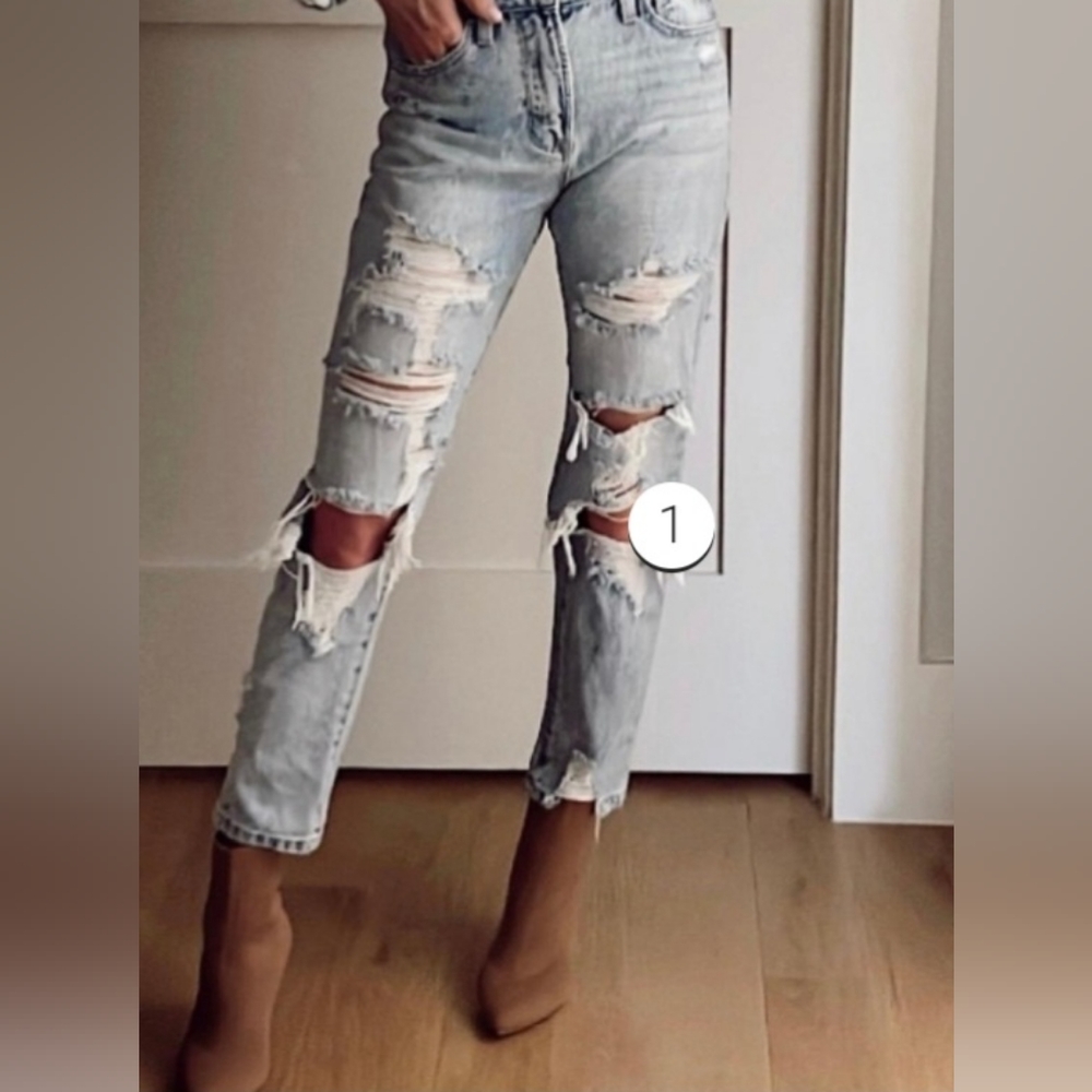 Pink Lily Melinda Raw Hem Light Wash Distressed Mom Jeans Size 9